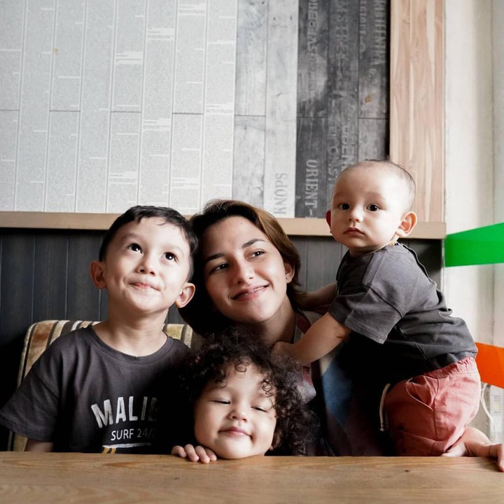 <p>Saat sang suami sibuk bekerja, Dahlia Poland selalu habiskan waktu atau hangout bareng ketiga anak-anaknya.  (Foto: Instagram @dahliachr)</p>