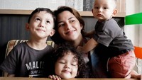 <p>Saat sang suami sibuk bekerja, Dahlia Poland selalu habiskan waktu atau hangout bareng ketiga anak-anaknya.  (Foto: Instagram @dahliachr)</p>