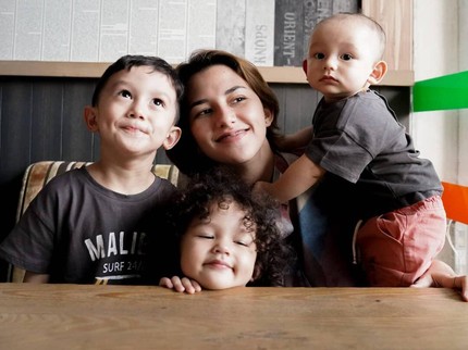 5 Potret Momen Dahlia Poland Bareng 3 Anak Berparas Bule, Curi Perhatian Followers