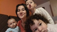 <p>Di usia yang masih sangat muda, Dahlia memilih untuk meninggalkan kariernya demi mengurus ketiga anaknya yang lucu dan menggemaskan.  (Foto: Instagram @dahliachr)</p>