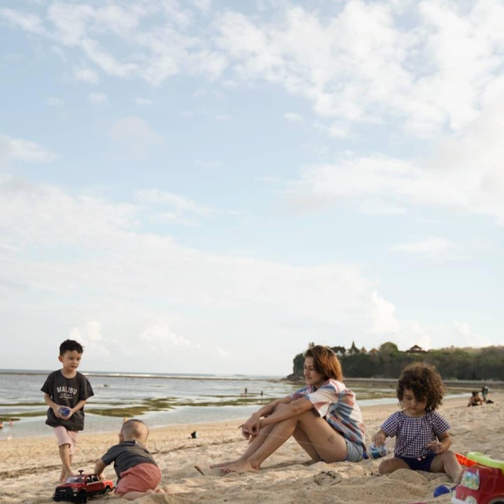 <p>Melalui media sosial Instagram, Dahlia Poland kerap bagikan potret keseruan mereka. Hangout di tepi pantai, jadi pilihan yang menyenangkan untuk keluarga mereka. (Foto: Instagram @dahliachr)</p>