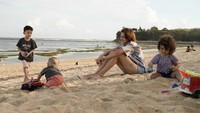<p>Melalui media sosial Instagram, Dahlia Poland kerap bagikan potret keseruan mereka. Hangout di tepi pantai, jadi pilihan yang menyenangkan untuk keluarga mereka. (Foto: Instagram @dahliachr)</p>