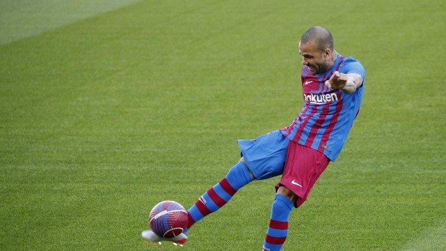 Barcelona membuat keputusan mengejutkan dengan tidak memasukkan nama pemain senior Dani Alves ke dalam skuad Liga Europa musim ini.