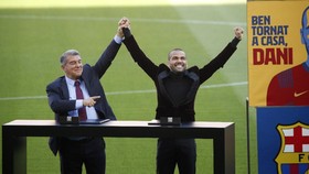 FOTO: Dani Alves Pakai Sandal Jepit Saat Diperkenalkan Barcelona