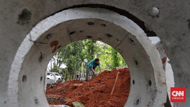 Warga Jatinegara, Jaktim, mengaku belum dibayar mandor usai dipekerjakan dalam proyek sumur resapan.