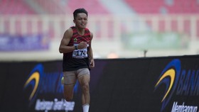 Pelari Jawa Tengah Partin berlomba pada final lari 100 meter putra klasifikasi T42 Peparnas Papua di Stadion Lukas Enembe, Kabupaten Jayapura, Papua, Selasa (9/11/2021). Partin memecahkan rekor nasional dengan catatan waktu 12,90 detik. ANTARA FOTO/W