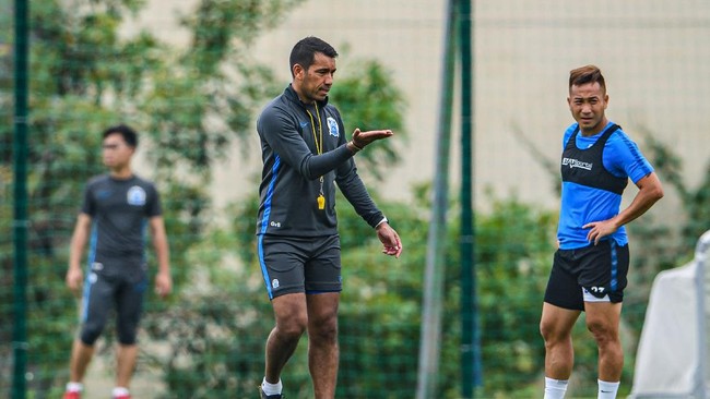 Empat dari lima calon pelatih Timnas Indonesia mulai terkuak. PSSI mendekati beberapa nama, termasuk Timur Kapadze dan Giovanni van Bronckhorst.