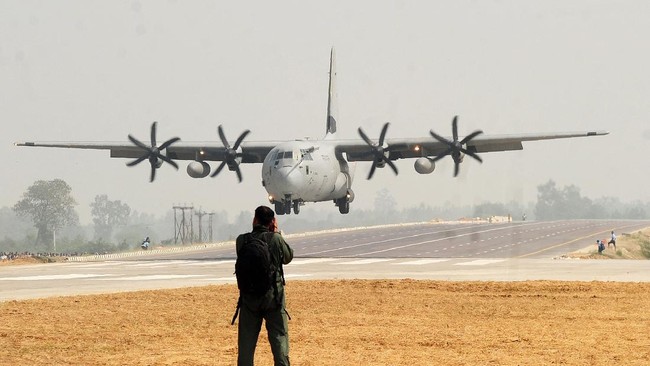 Pesawat Hercules India yang membawa Perdana Menteri Narendra Modi, berhasil mendarat di atas jalan tol di negara bagian Uttar Pradesh.