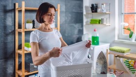 5 Cara Mencuci Baju saat Musim Hujan agar Tidak Bau Apek
