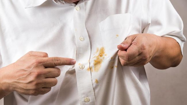Noda kuning pada baju putih memberikan kesan lusuh pada si pemakai. Untuk itu, ketahui cara menghilangkan noda kuning di baju putih.