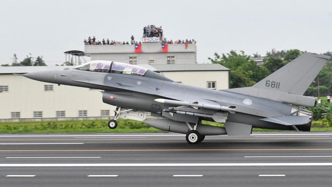 Taiwan mengoperasikan 64 jet tempur F-16 tercanggih untuk pasukan angkatan udaranya di tengah peningkatan ancaman dari China.