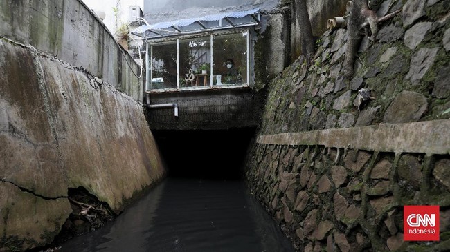 Pemilik kafe diimbau membongkar sendiri bangunan di atas saluran air di Kemang, Jakarta Selatan. Bangunan itu dianggap sebagai salah satu penyebab banjir.