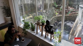 FOTO: Kafe di Atas Saluran Air Kemang