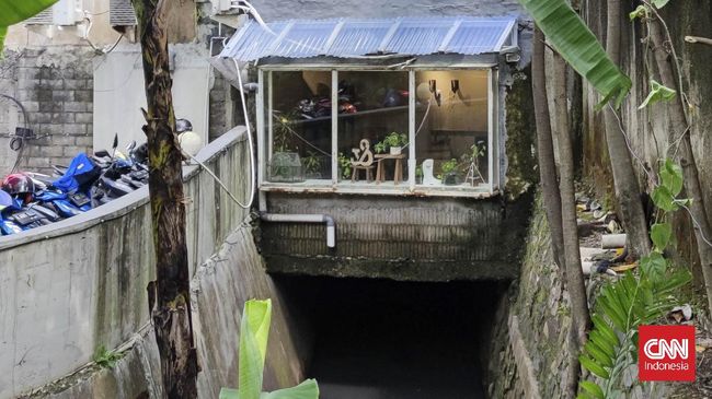 Mengintip Bangunan Kafe di Atas Saluran Air Kemang Utara Jaksel Pemkot Jaksel masih membicarakan langkah yang akan diambil terkait bangunan komersial yang dibangun di atas saluran air di Kemang Utara.