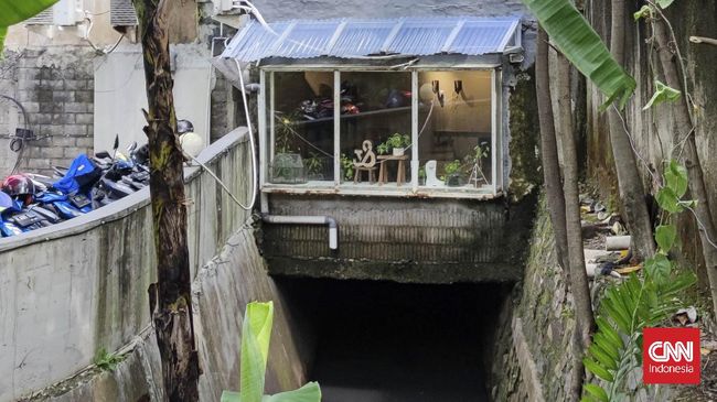 A Peek at the Cafe Building on the North Jakarta Kemang Waterway