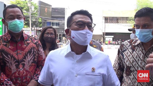 Baru saja Moeldoko memegang mikrofon, massa aksi langsung menyatakan penolakan. Mereka menolak kehadiran para pejabat dalam Aksi Kamisan di Semarang.
