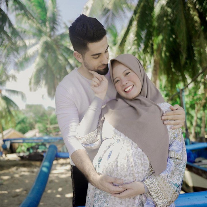 <p>Pasangan Indonesia-Palestina, Khadijah dan Alifozan tengah berbahagia. Mereka telah dikaruniai seorang anak pertama. (Foto: Instagram @khadijahazzahra_makeup)</p>
