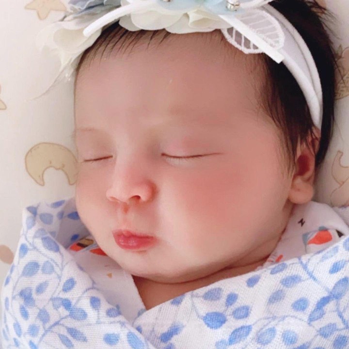 <p>Belum berusia sebulan, Fatimah sudah bisa tampil menggemaskan di depan kamera, lho. (Foto: Instagram @fatimahazzahra_alhaura)</p>