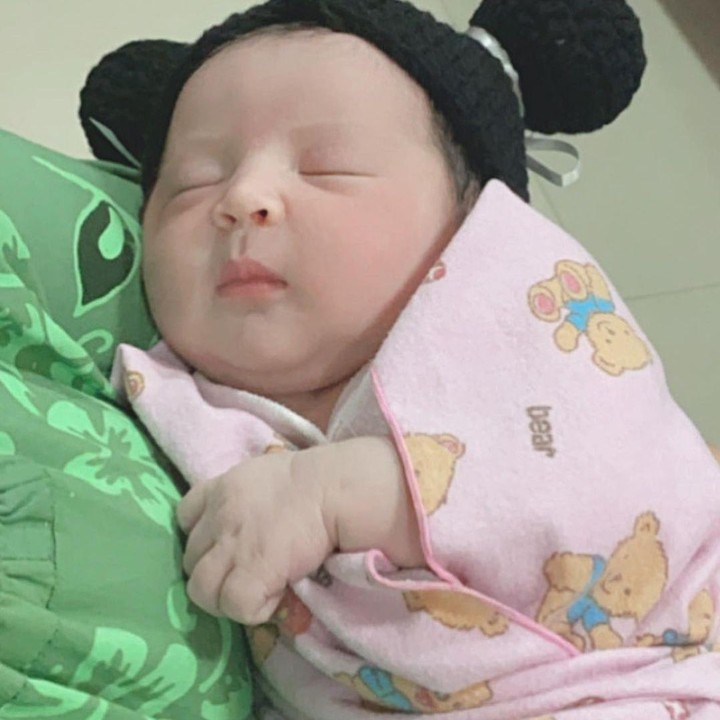 <p>Potret Fatimah yang sedang tertidur pulas sambil memakai topi berhasil mencuri perhatian netizen nih. (Foto: Instagram @fatimahazzahra_alhaura)</p>