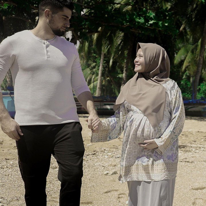 <p>Kisah cinta mereka bermula ketika Ali melihat akun Instagram Khadijah. Ia terkesima dengan bakat sang MUA dalam merias pengantin, Bunda. (Foto: Instagram @khadijahazzahra_makeup)</p>