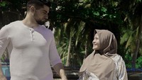 <p>Kisah cinta mereka bermula ketika Ali melihat akun Instagram Khadijah. Ia terkesima dengan bakat sang MUA dalam merias pengantin, Bunda. (Foto: Instagram @khadijahazzahra_makeup)</p>