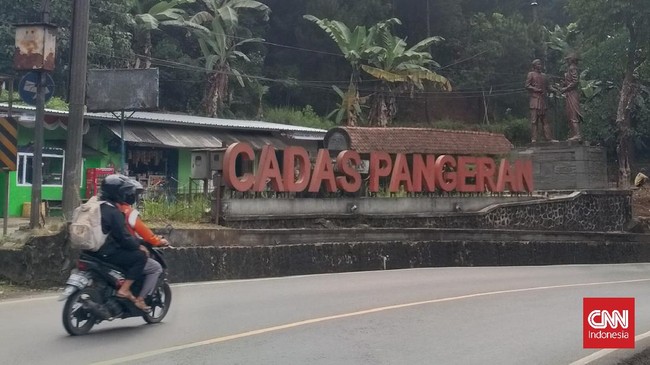 Cadas Pangeran, Sumedang, mengalami longsor pada Sabtu (29/10), dan mengakibatkan dua unit mobil rusak tertimpa batu longsoran.