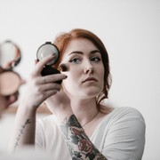 Makeup Tebal Berpotensi Bikin Muka Jadi Jerawatan, Mitos atau Fakta?