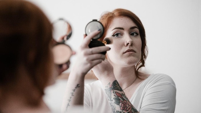 Makeup Tebal Berpotensi Bikin Muka Jadi Jerawatan, Mitos atau Fakta?