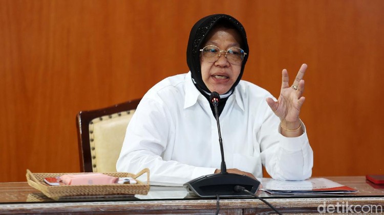 Menteri Sosial (Mensos) Tri Rismaharini memberikan keterangan pers di Kantor Kementrian Sosial, Jakarta, Kamis (18/11/2021). Mensos Risma mengungkapkan, sebanyak 31.624 aparatur sipil negara (ASN) terinidikasi menerima bantuan sosial (bansos). Risma mendapatkan data ini setelah Kementerian Sosial melakukan verifikasi data penerima bansos.