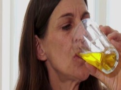 Wanita Ini Kecanduan Minum Air Urinenya Sendiri Agar Panjang Umur