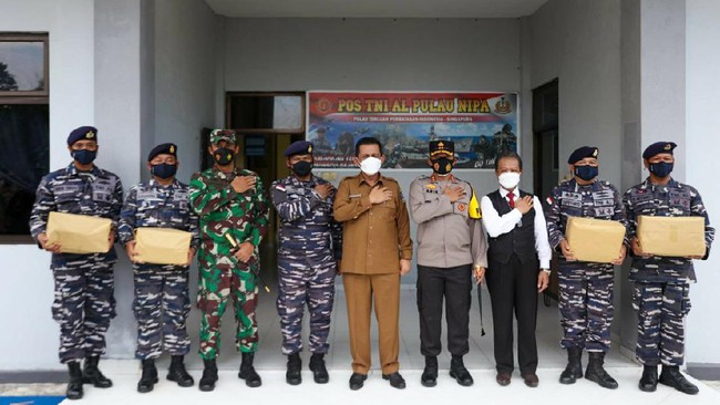 Gubernur Kepulauan Riau H. Ansar Ahmad mengunjungi Pos TNI AL di Pulau Nipa yang menjadi pulau terluar dan berbatasan dengan Singapura.