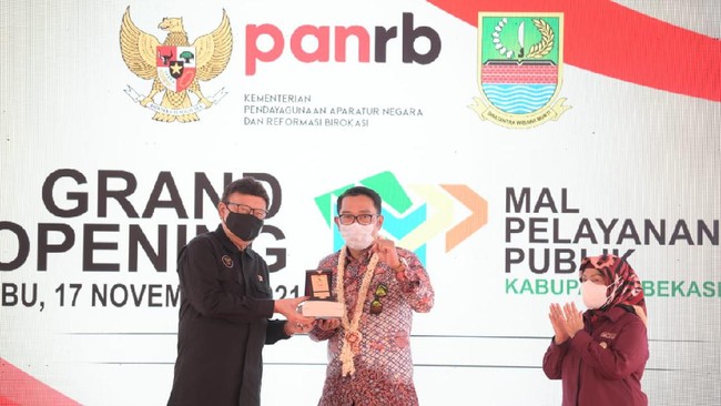 Gubernur Jawa Barat Ridwan Kamil berkomitmen untuk terus mendorong pendirian mal pelayanan publik (MPP) agar masyarakat di Jabar bisa terlayani dengan baik.