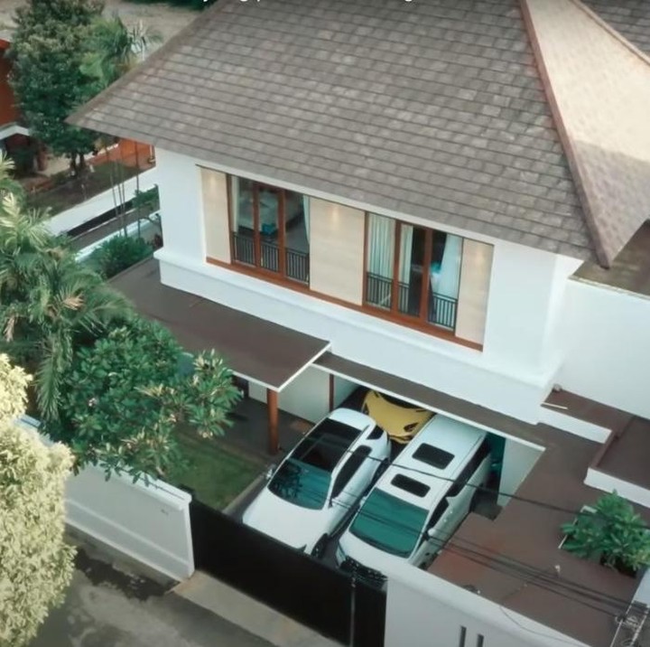 <p>Setelah menikah, Rizky Billar dan Lesti Kejora pindah ke rumah baru mereka, Bunda. Rumah dua lantai milik keduanya terlihat sangat mewah, lho. (Foto: YouTube AH)</p>
