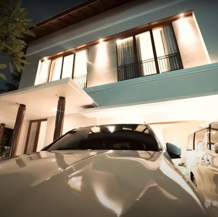 <p>Rumah mewah ini juga memiliki garasi yang sangat luas sehingga bisa menampung koleksi mobil keduanya. (Foto: YouTube AH)</p>