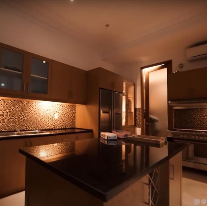 <p>Dapur rumah Lesti Kejora dan Rizky Billar terlihat sangat luas. Keduanya menggunakan peralatan masak yang sudah modern dan sangat kekinian, Bunda. (Foto: YouTube AH)</p>