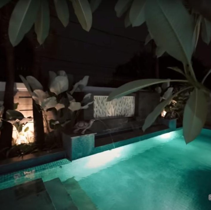 <p>Rumah milik Lesti Kejora dan Rizky Billar juga dilengkapi kolam renang dengan nuansa seperti vila di Bali. (Foto: YouTube AH)</p>