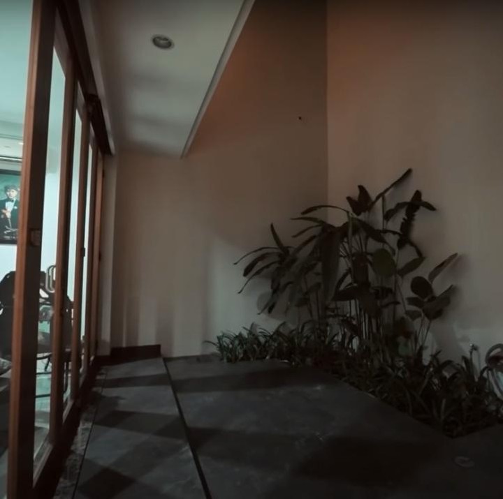 <p>Lesti dan Billar juga menyediakan area merokok atau <em>smoking area</em>, Bunda. Dengan begitu, asap rokok tidak akan masuk ke dalam rumah. (Foto: YouTube AH)</p>