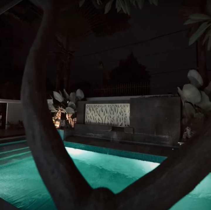 <p>Rumah mewah tentu tak lengkap tanpa adanya kolam renang ya, Bunda. Rumah Lesti Kejora dan Billar juga dilengkapi dengan kolam renang yang luas. (Foto: YouTube AH)</p>