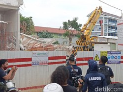 Puslabfor Bawa Sampel Beton-Besi Proyek Gedung SMAN 96 Jakarta yang Roboh