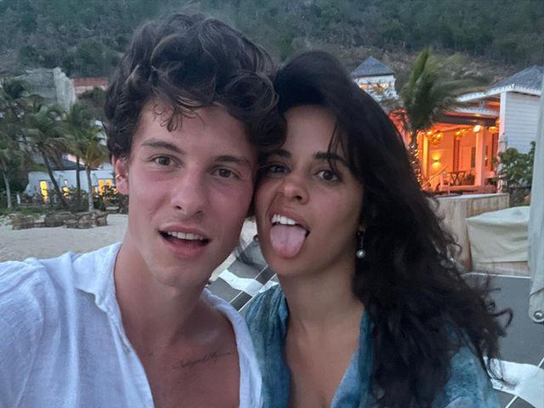 Setelah dua tahun menjalin asmara, Camila Cabelo dan Shawn Mendes putus. Yuk intip momen mesra mereka selama pacaran!