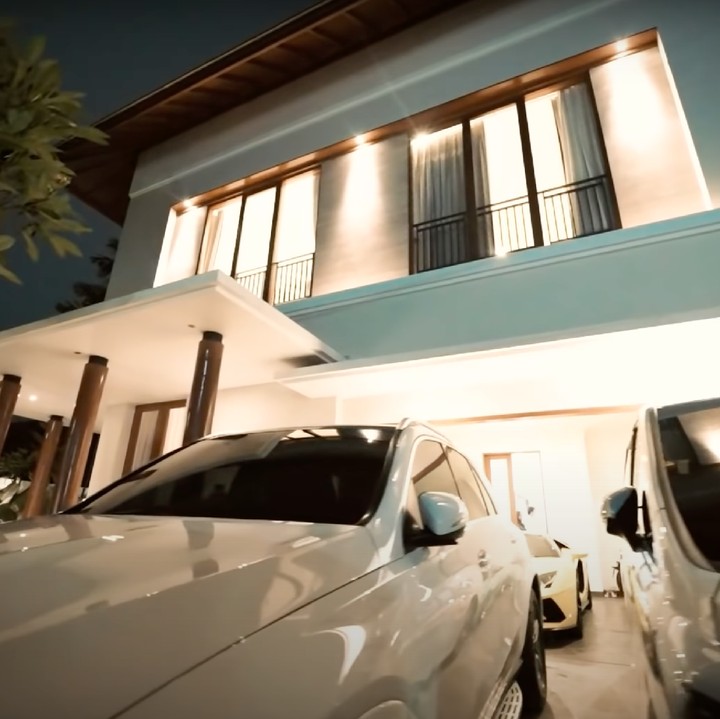 <p>Rumah yang ditempati Lesti Kejora dan Rizky Billar setelah menikah tersebut dilengkapi dengan garasi luas. (Foto: YouTube/AH)</p>