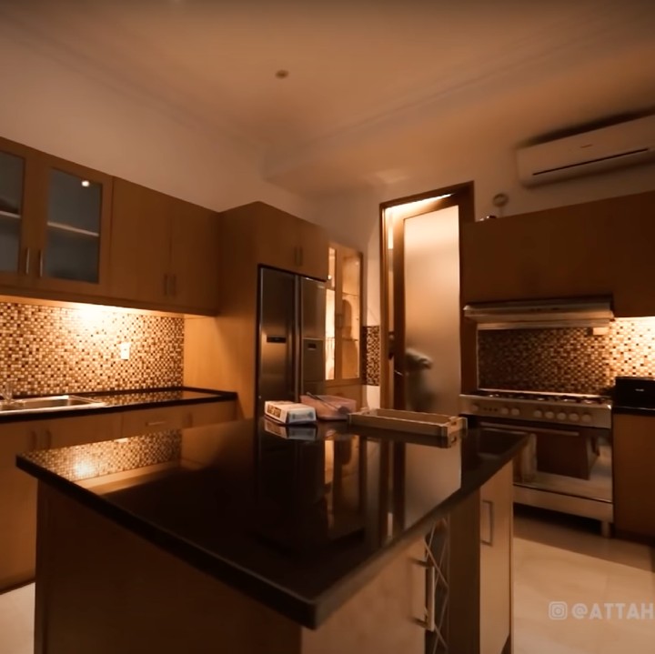 <p>Desain dapur di rumah Lesti Kejora dan Rizky Billar didominasi dengan warna cokelat dan dilengkapi <em>kitchen island</em>. (Foto: YouTube/AH)</p>