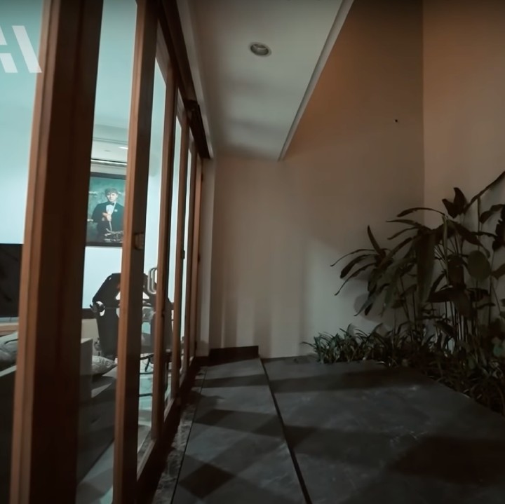 <p>Rumah Lesti Kejora dan Rizky Billar juga menggunakan pintu kaca, sehingga ruangan tampak lebih lapang. (Foto: YouTube/AH)</p>