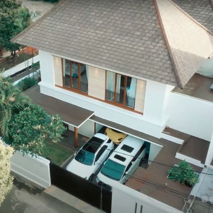 <p>Lesti Kejora dan Rizky Billar memiliki sebuah rumah mewah dengan berbagai macam fasilitas, Bunda. (Foto: YouTube/AH)</p>