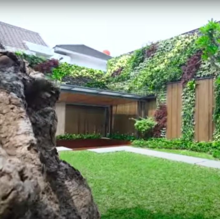 <p>Pasangan Titi Kamal dan Christian Sugiono sudah pindah ke rumah baru nih, Bunda. Beberapa ruangan bahkan mereka desain secara khusus, lho. (Foto: YouTube Titi dan Tian)</p>