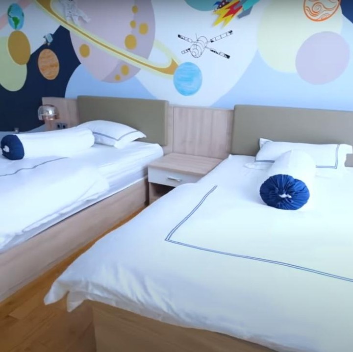<p>Kamar dua anak laki-laki Titi dan Tian digabung, Bunda. Di dindingnya terdapat mural tentang luar angkasa, planet, serta peta binatang. (Foto: YouTube Titi dan Tian)</p>