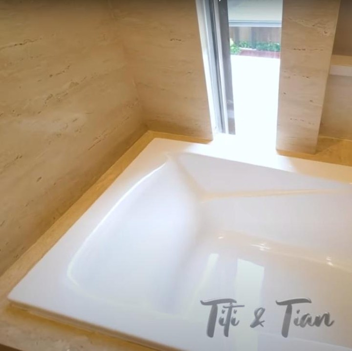 <p>Titi dan Tian juga membuatkan kamar mandi di dalam kamarnya, Bunda. Titi sengaja memilihkan bath up dan wastafel yang berukuran kecil.  (Foto: YouTube Titi dan Tian)</p>