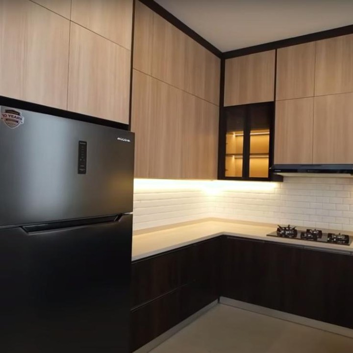 <p>Dapur di dalam rumah harus dibuat senyaman mungkin, Bunda. Titi dan Tian menggunakan <em>kitchen set </em>yang didominasi dengan warna krem dan cokelat tua. (Foto: YouTube Titi dan Tian)</p>