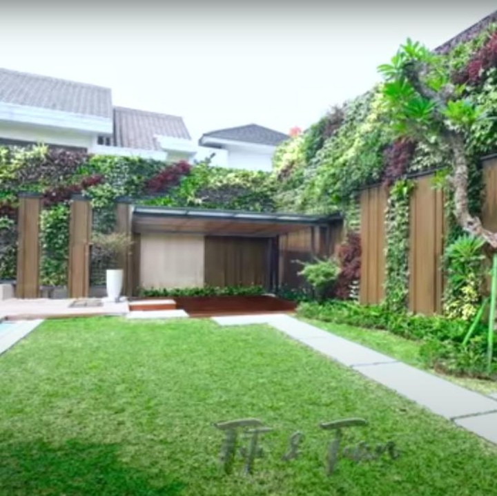 <p>Untuk halaman, Titi dan Tian menggunakan desain<em> vertical garden</em>, Bunda. Desain ini dipilih karena Titi dan Tian memiliki konsep rumah kembali ke alam atau <em>back to nature</em>. (Foto: YouTube Titi dan Tian)</p>