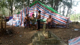 FOTO: Banjir Tak Juga Surut, Warga Sintang Mengungsi ke Kuburan